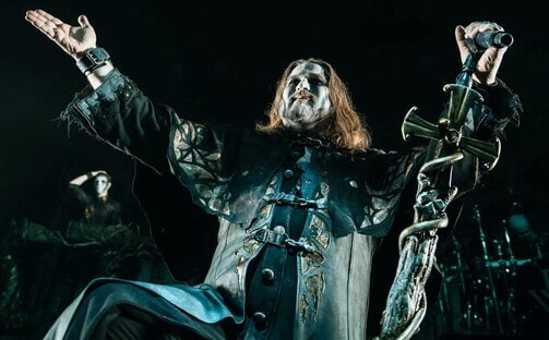 Attila Dorn en concierto con Powerwolf